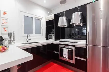Cosy Red La Concha Beach In A Shared