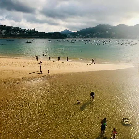 Cosy Red La Concha Beach In A Shared *