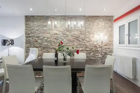 Cosy Red La Concha Beach In A Shared * San Sebastian