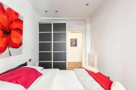 Cosy Red La Concha Beach In A Shared Homestay