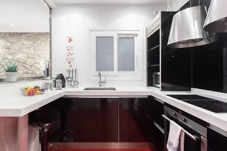 Cosy Red La Concha Beach In A Shared *